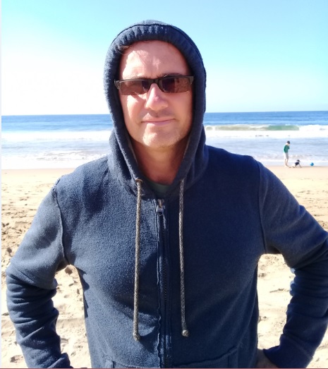 A RichardDaguiar.co.za lifecoach, financial training 20180410.Person in hoodie at beach